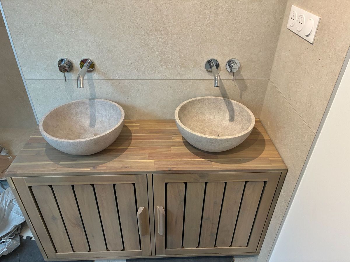 Salle de bains avec meuble double vasque